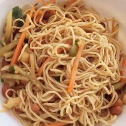 小瓜要自己吃炸酱面吗视频,小瓜独享炸酱面美味时光