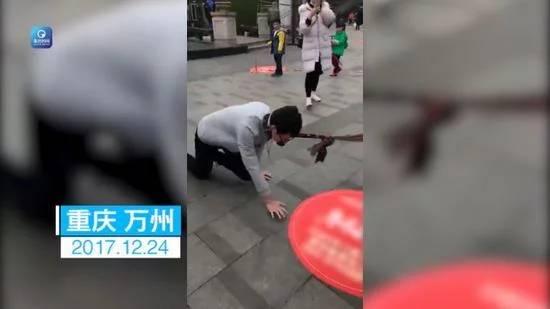 香港吃瓜女生跪地爬行视频