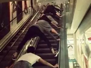 电梯吃瓜是假视频,一场精心策划的假视频闹剧