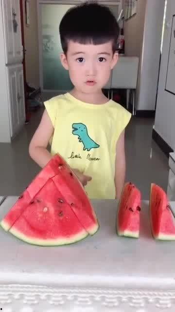 吃瓜的小萌娃怎么画的视频,跟随视频轻松学会绘画技巧