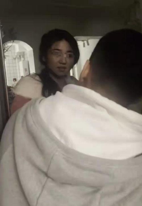 女子跟男子吃瓜视频播放,女子与男子共赏吃瓜视频，甜蜜互动引网友热议
