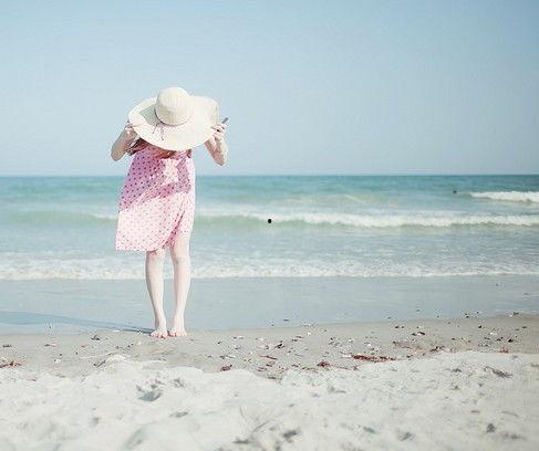 外国女人在海边吃瓜视频,外国美女海边悠闲吃瓜时光