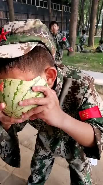 农村小孩吃瓜的视频,农村小孩欢乐吃瓜瞬间