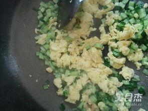 给猪吃瓜炒鸡蛋视频播放,猪儿欢乐食光